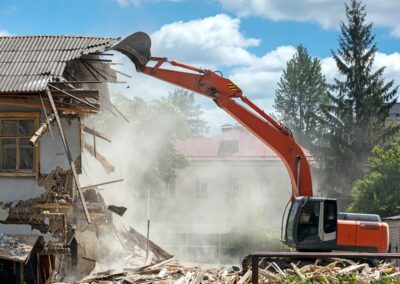 Koparka podczas burzenia budynku w Pruszczu Gdańskim